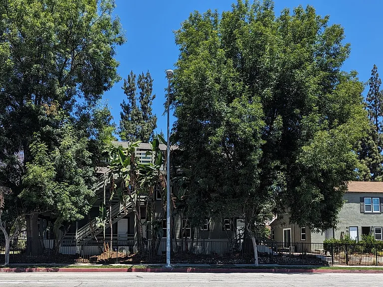 190 S Marengo Ave — Photo 12