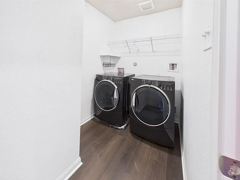 1687 Twin Estates Dr — Photo 17