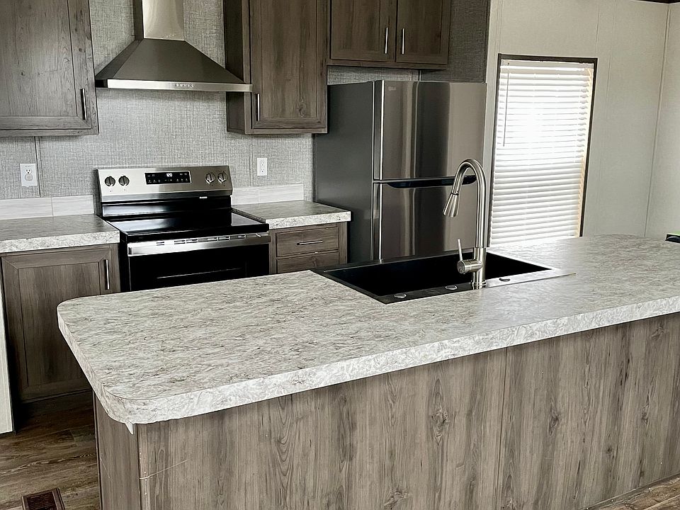 Kitchen with stove, dishwasher & Refrigerator