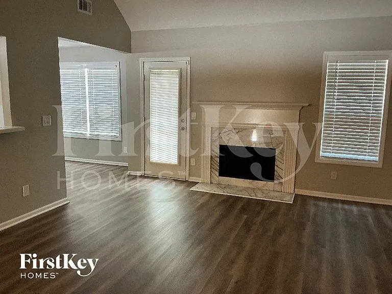 1303 Post Oak Ct — Photo 2