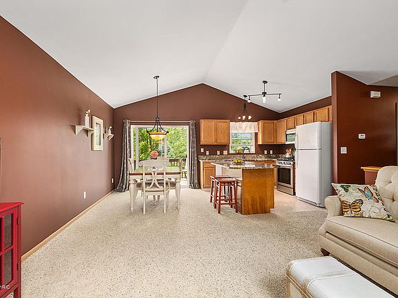 5th image of 9559 Young Ave NE