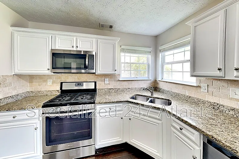4 bed, 2.5 bath, 2082 sqft, $1,945 — Photo 4