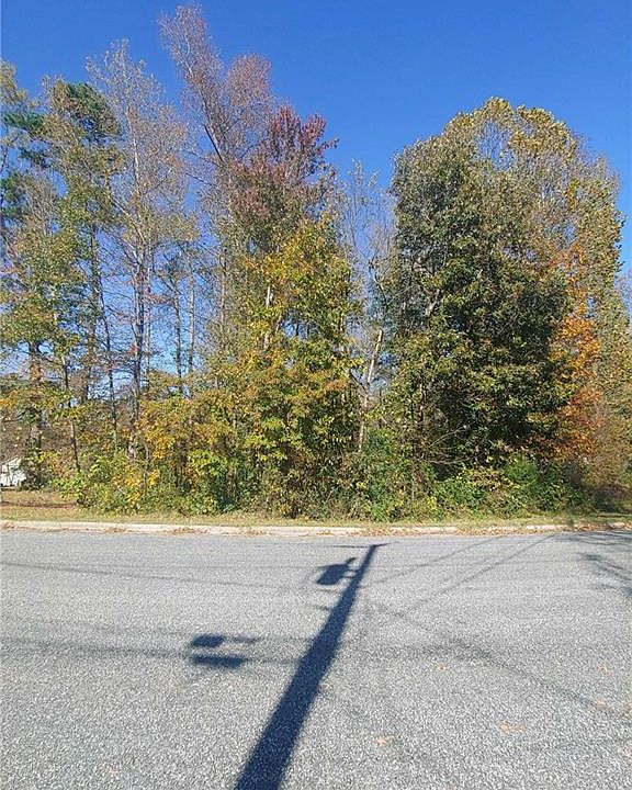 2nd image of 225 E Meadow Rd