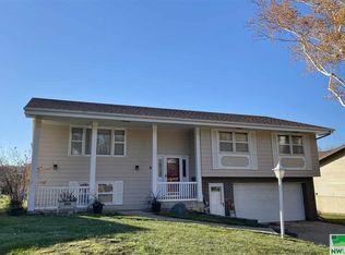 842 5th St SE, Le Mars, IA 51031
