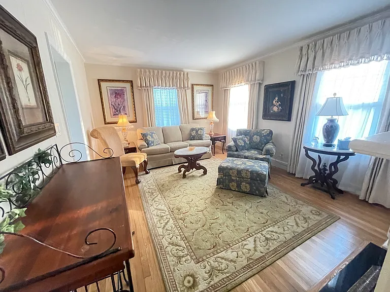229 W F St — Photo 7