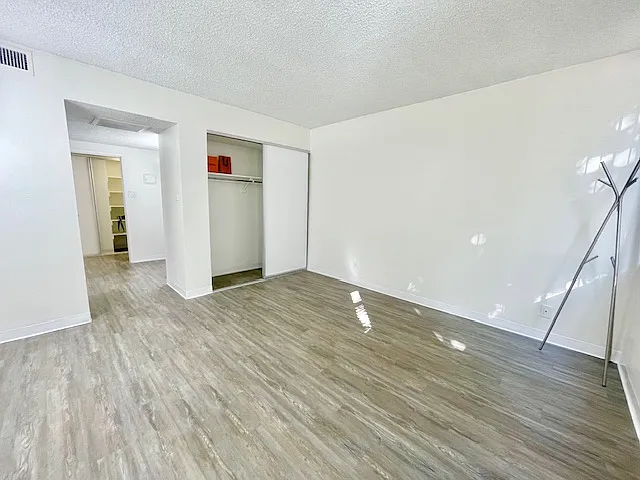 Occidental Towers Apartments — Photo 172