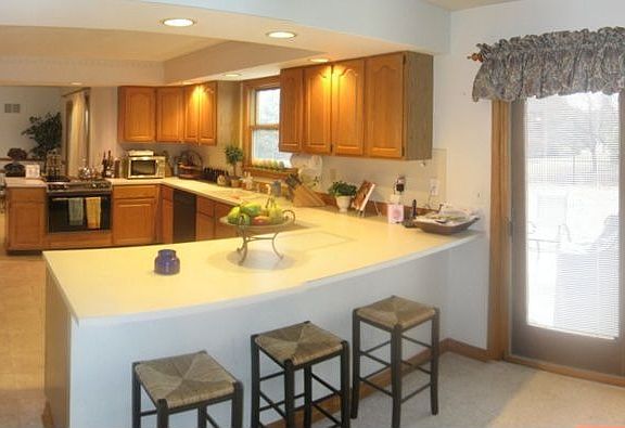 Open Kitchen w/breakfast bar