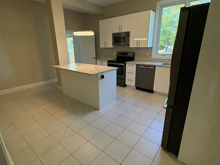 1429 Meadow Dr — Photo 2