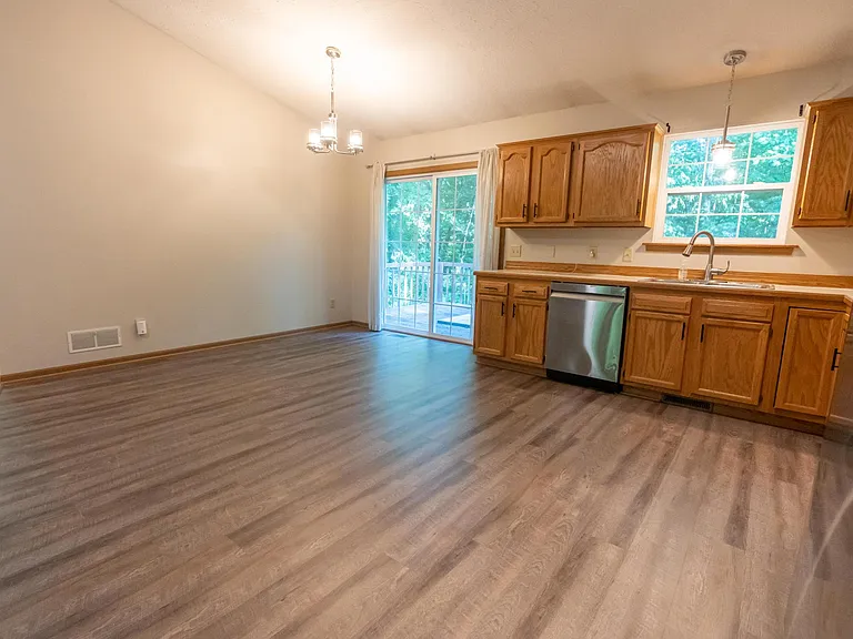 1632 Ledgewood Blvd NE — Photo 4