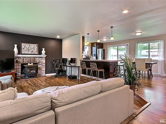 4th image of 16917 18th Ave E