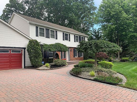 4th image of 8 Saratoga Ct