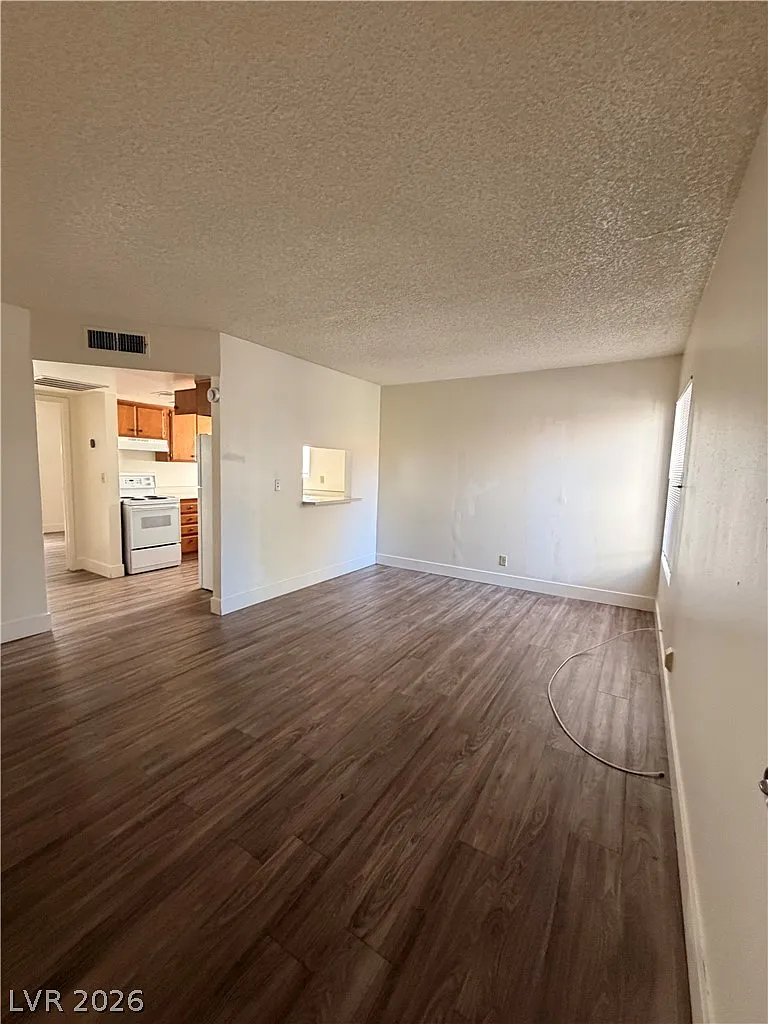 1 bed, 1.0 bath, 576 sqft, $1,100 — Photo 3