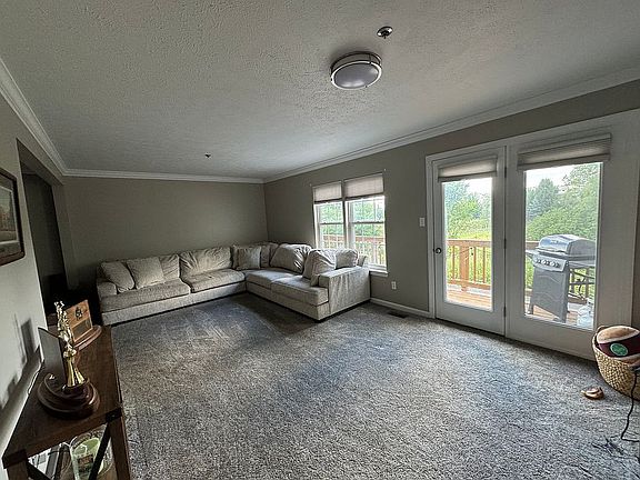 5th image of 1048 Royal Dr