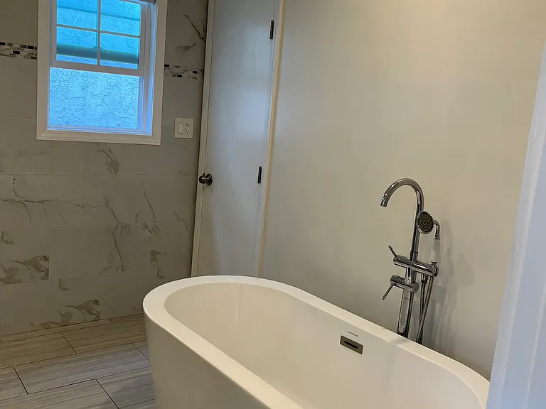 Stand alone bathtub