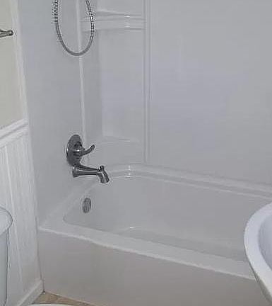 Upstairs Full Bathroom