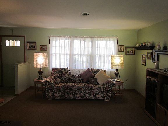 4th image of 9 Leighton Lane