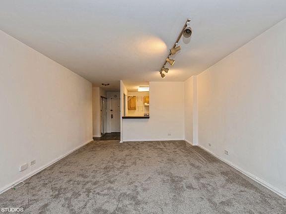 4th image of 555 W Cornelia Ave APT 310