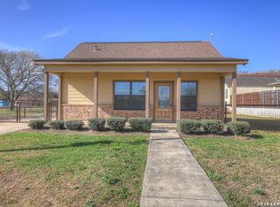 1607 2nd St, Floresville, TX 78114