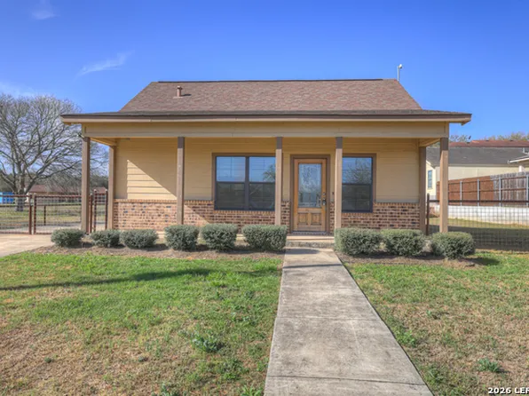 1607 2nd St, Floresville, TX 78114