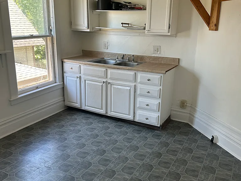 708 W Walnut St — Photo 6