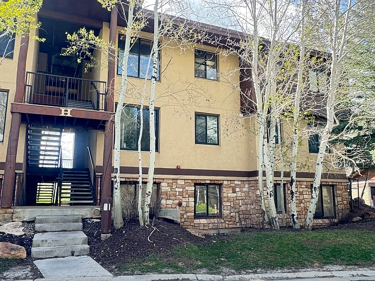 1600 Pinebrook Blvd #H1 — Photo 3