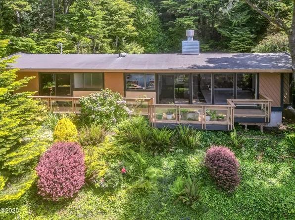 206 Chief Albert Dr, Yachats, OR 97498