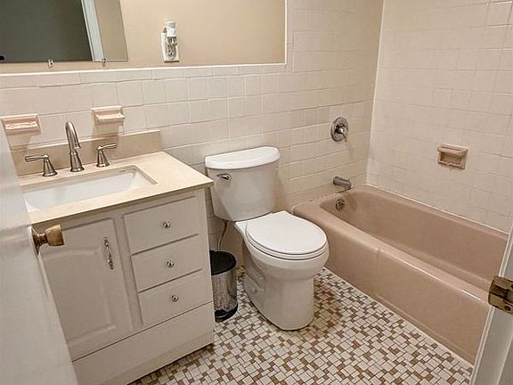 5th image of 9 Louisburg Sq APT 5
