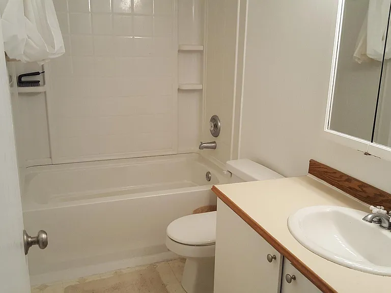 A full bathroom on the hall