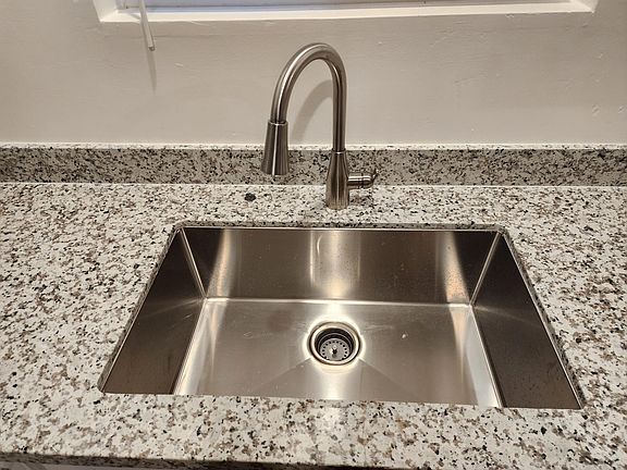 4th image of 302 E Poplar St #302