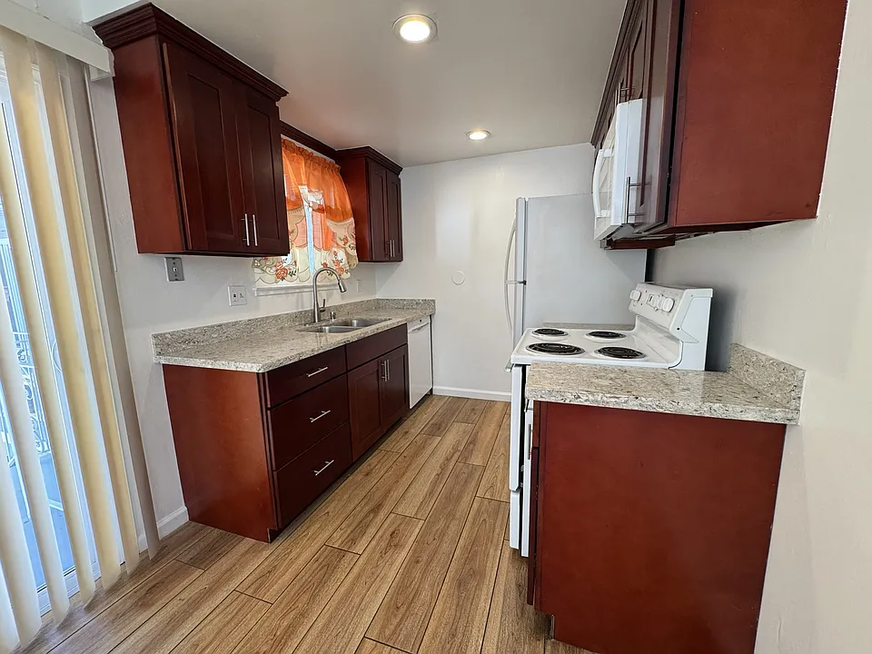 240 Richfield Dr #3