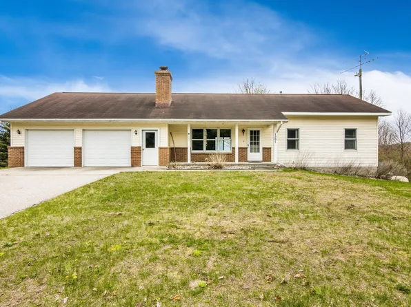 1501 S Ruby Ln, Lake Leelanau, MI 49653