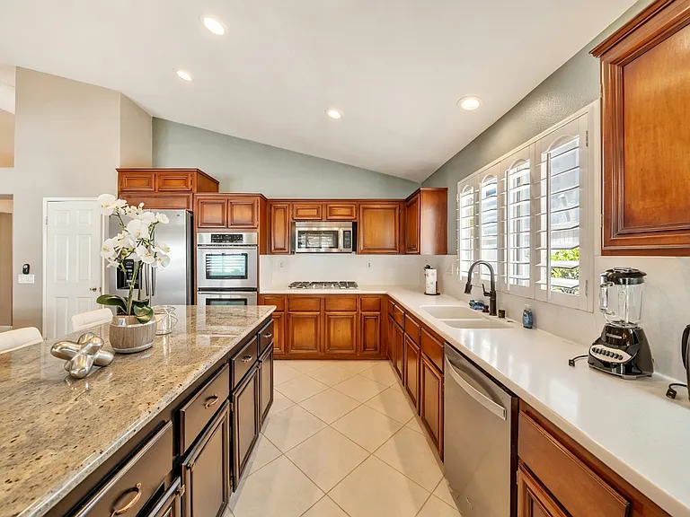 421 Minaret St — Photo 11