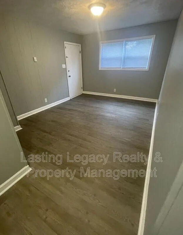 2 bed, 1.0 bath, $950 — Photo 2