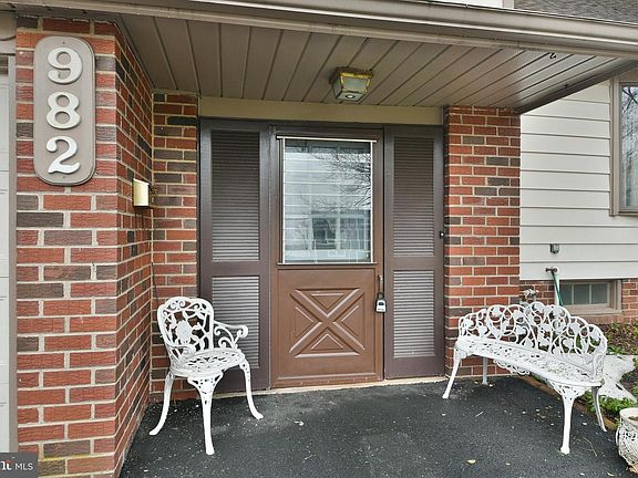 3rd image of 982 Mueller Rd