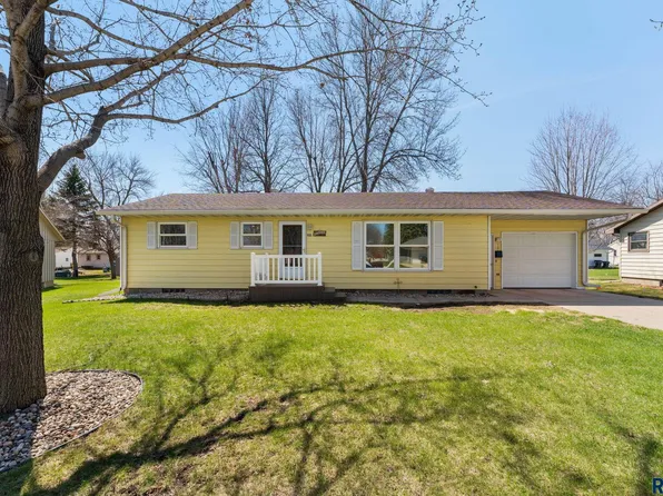 208 E Carol St, Luverne, MN 56156