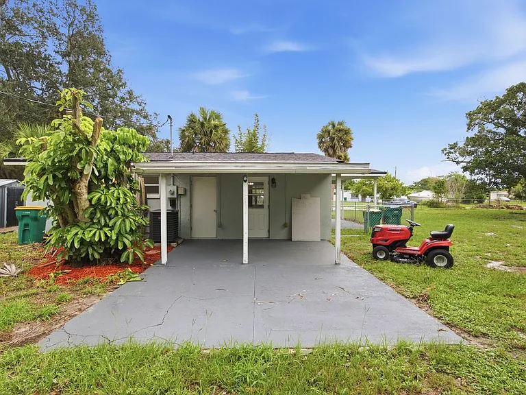 2267 Robinhood Dr — Photo 15