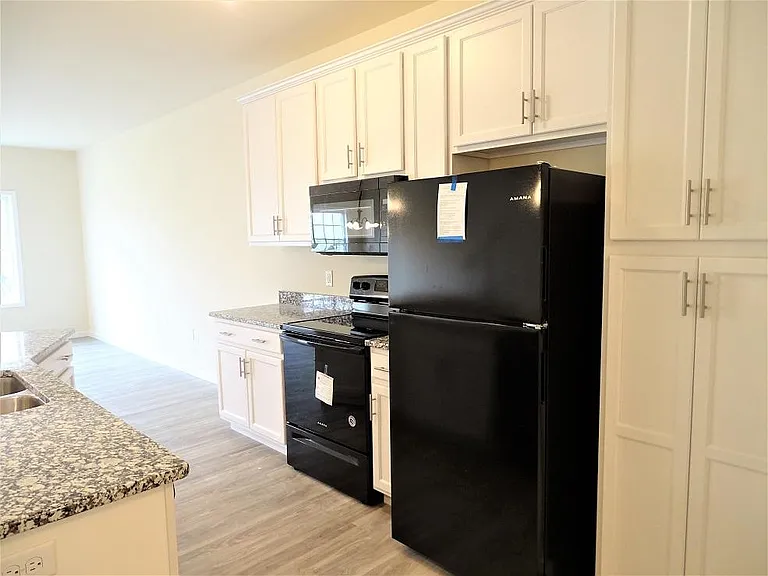 349 Cedar Holw — Photo 5