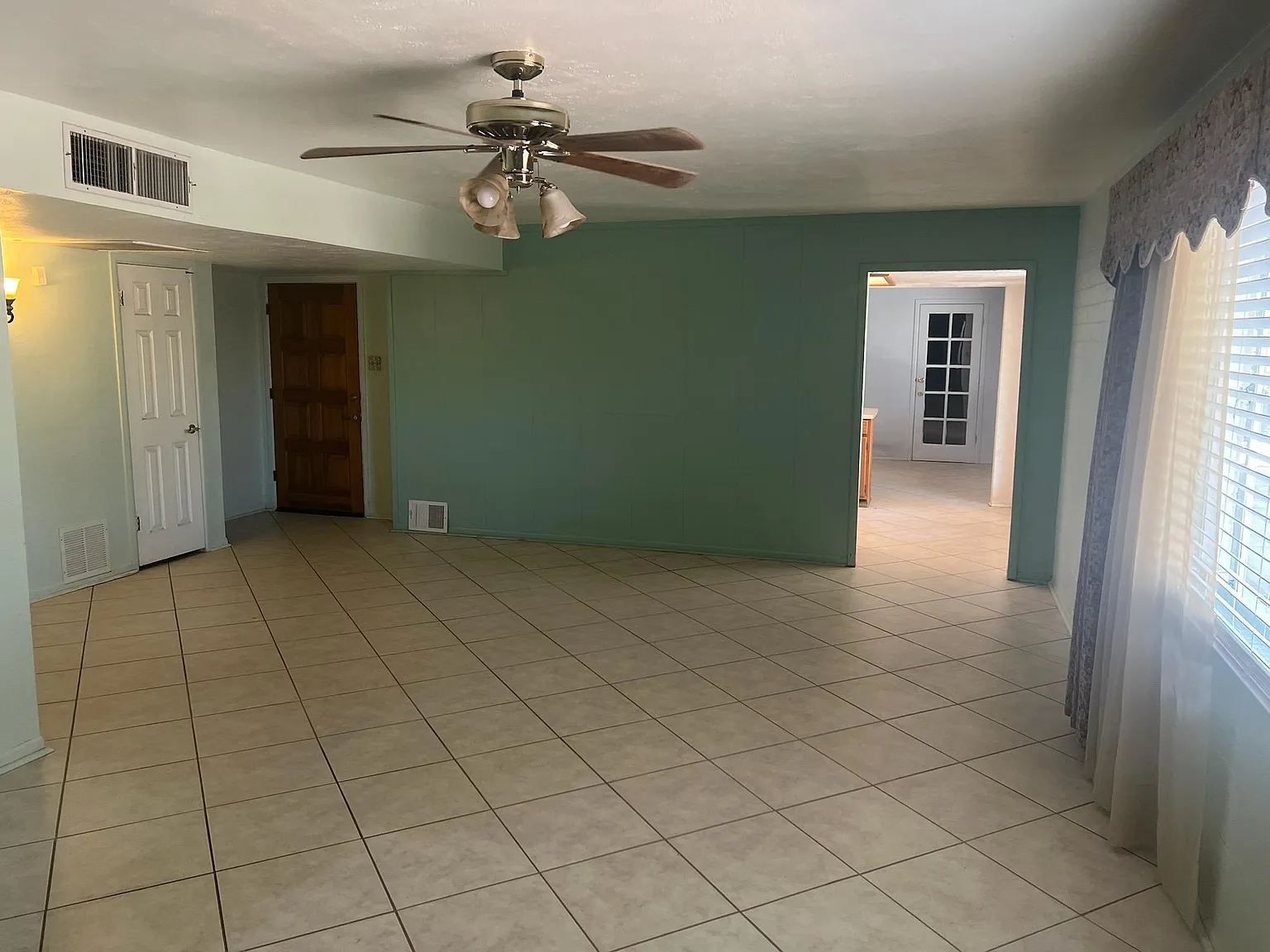 4 bed, 1759 sqft, $2,350 — Photo 4