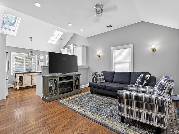 3rd image of 105 N Hamilton Avenue