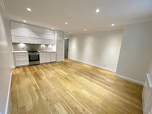 1st image of 421 W 21st St #1FR