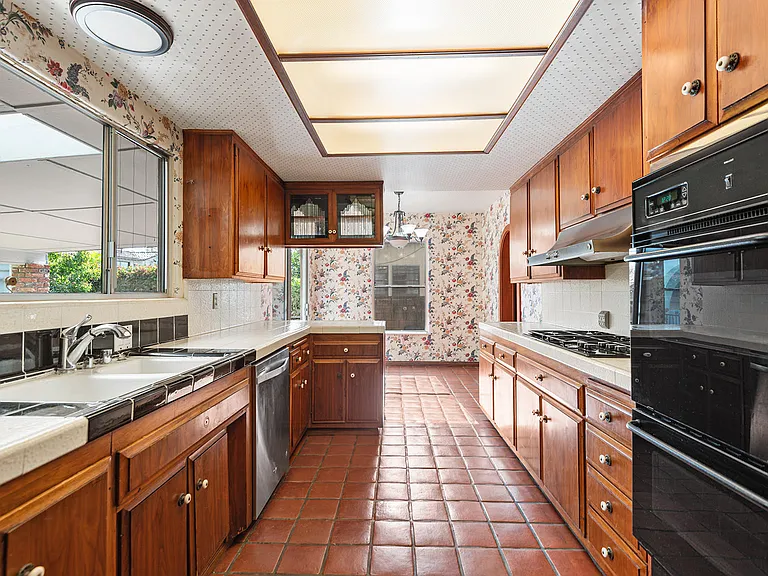 316 S Camden Dr — Photo 4
