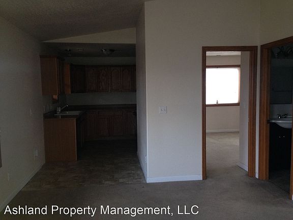 3rd image of 2518 Siskiyou Blvd