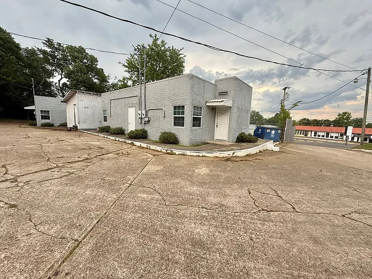 700 W Upshur Ave — Photo 4