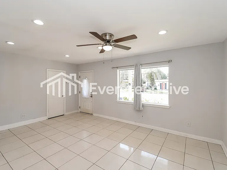2835 Belair Rd W — Photo 2