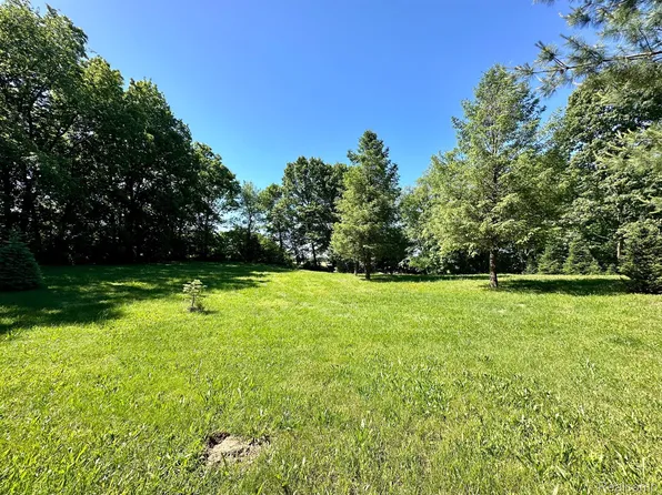 2 Prince Edward Dr, Howell, MI 48843