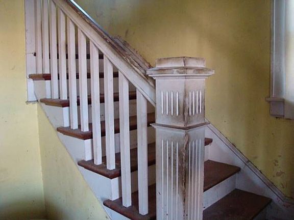 Foyer/Stairs