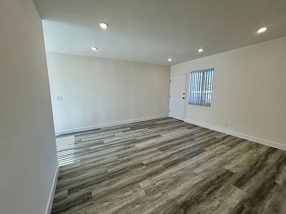 4th image of 20414 Cohasset St APT 25