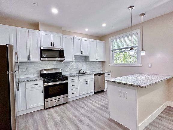 2nd image of 100 Duane St #150-02