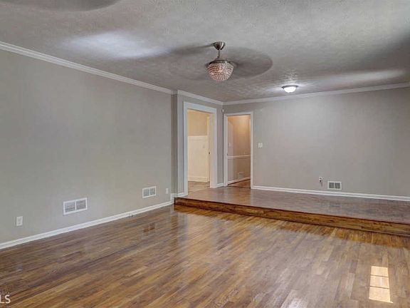 4th image of 2565 Highland Dr SE