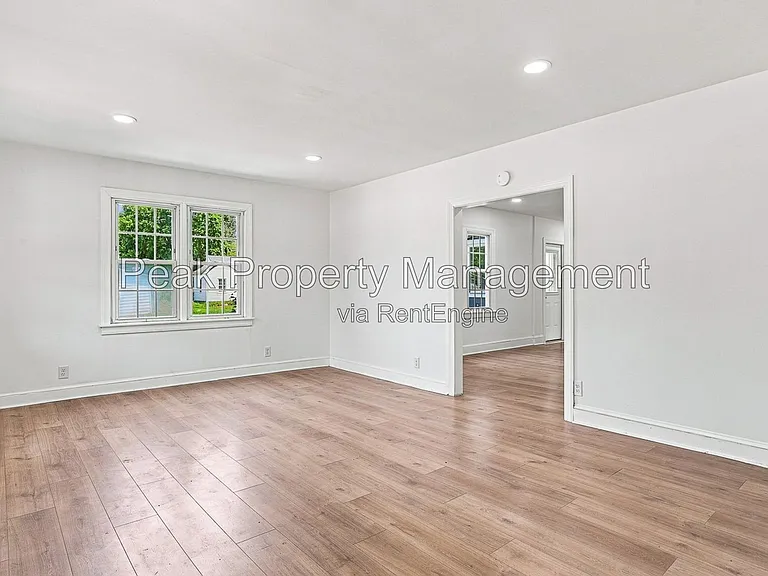 2958 Winston Churchill Dr — Photo 6